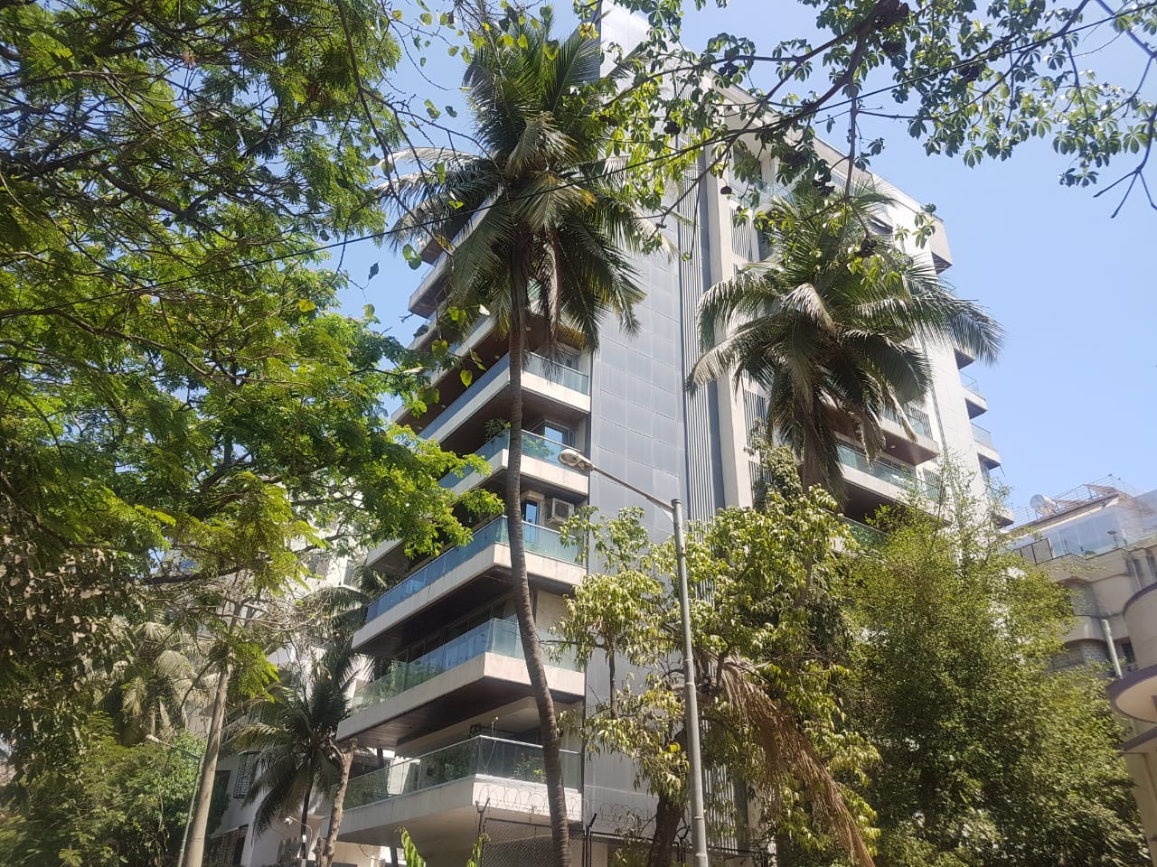 Building - Rustomjee Ciroc, Juhu